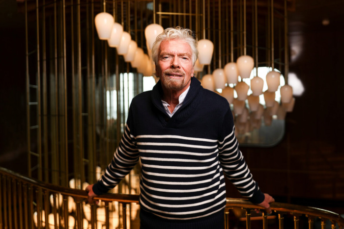 Основатель Virgin Group Ричард Брэнсон позирует для фотографии на борту своего нового круизного лайнера Scarlet Lady в порту Дувра в Дувре, Великобритания
