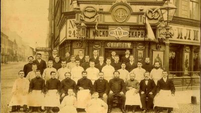 Пекарня Филиппова и её сотрудники. Б.Флакс /ru.wikipedia.org/Общественное достояние