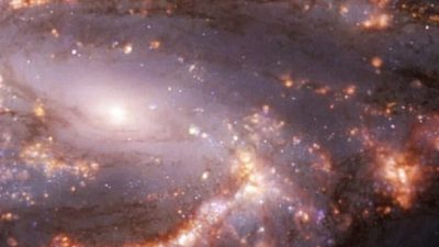 Используя самые передовые телескопы на Земле и на орбите, учёные, такие как доктор Ребекка МакЭлрой, получили беспрецедентный доступ к ближайшим галактикам, исследуя, как облака холодного газа сливаются в горячие шары ядерного синтеза, порождающие звёзды. (Изображение: ESO / PHANGS)