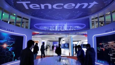 Люди посещают стенд компании Tencent на Всемирной выставке 5G в Пекине 22 ноября 2019 года. Китайский интернет-гигант выполняет указ китайского лидера Си Цзиньпина о перераспределении богатства в Китае. (Jason Lee/File Photo/Reuters)