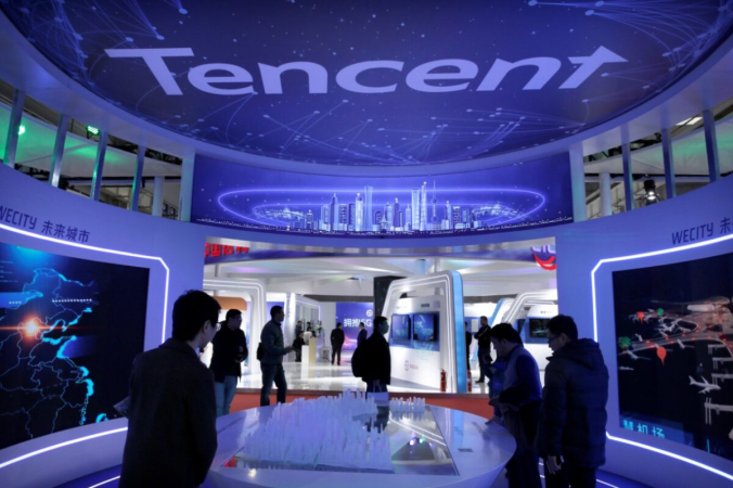 Люди посещают стенд компании Tencent на Всемирной выставке 5G в Пекине 22 ноября 2019 года. Китайский интернет-гигант выполняет указ китайского лидера Си Цзиньпина о перераспределении богатства в Китае. (Jason Lee/File Photo/Reuters)