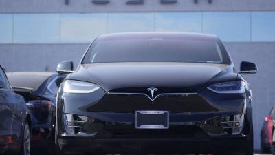 Непроданный спортивно-утилитарный автомобиль Model X 2021 года выпуска стоит у дилерского центра Tesla в Литтлтоне, штат Колорадо, 24 января 2021 года. (David Zalubowski/AP Photo)