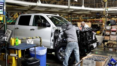 Фотография из файла, на которой сотрудники General Motors работают над тяжёлыми пикапами Chevrolet 2019 на сборочном заводе General Motors во Флинте, штат Мичиган, 5 февраля 2019 г. (Reuters / Rebecca Cook / File Photo)