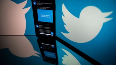 Логотип Twitter отображается на экране смартфона и планшета в Тулузе, Франция, 26 октября 2020 г. (Lionel Bonaventure/AFP via Getty Images)