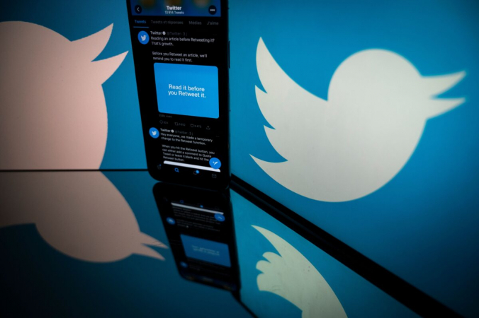Логотип Twitter отображается на экране смартфона и планшета в Тулузе, Франция, 26 октября 2020 г. (Lionel Bonaventure/AFP via Getty Images)