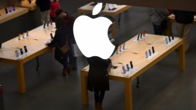 Логотип Apple можно увидеть в магазине Apple, поскольку покупки перед Днем Благодарения и рождественскими праздниками ускоряются в торговом центре King of Prussia в King of Prussia, Пенсильвания, США, 22 ноября 2019 г. (Mark Makela / Reuters / Files)