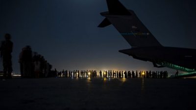 In this image provided by the U.S. Air Force, U.S. AЭкипаж ВВС США, входящий в состав 816-й экспедиционной авиационной эскадрильи, готовится загрузить эвакуированных на борт самолёта C-17 Globemaster III ВВС США в международном аэропорту имени Хамида Карзая, Кабул, Афганистан, 21 августа 2021 года. (Старший лётчик Тейлор Крул / ВВС США через AP)ir Force aircrew, assigned to the 816th Expeditionary Airlift Squadron, prepare to load qualified evacuees aboard a U.S. Air Force C-17 Globemaster III aircraft in support of the Afghanistan evacuation at Hamid Karzai International Airport, Kabul, Afghanistan, Saturday, Aug. 21, 2021. (Senior Airman Taylor Crul/U.S. Air Force via AP)