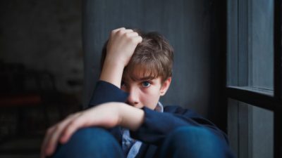 Для ребенка, который впал в зависимость от психоактивных веществ, заботливый взрослый, такой как родитель, родитель друга или учитель, может стать хорошим шансом спастись с опасного пути. (Ирина Полонина / Shutterstock)