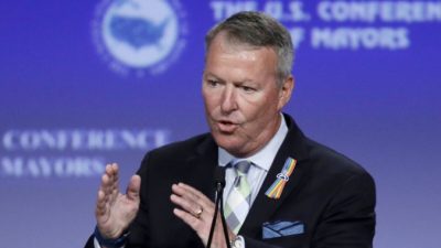 Бадди Дайер, мэр Орландо, Флорида, выступает на конференции мэров США в Индианаполисе 26 июня 2016 г. (Michael Conroy/AP Photo)