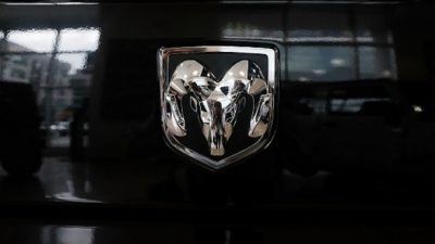 Логотип грузовика RAM отображается на грузовике в представительстве Fiat Chrysler на Манхэттене в Нью-Йорке. 23 июля 2018 г. (Spencer Platt / Getty Images)