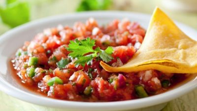 Планируйте заранее и приготовьте этот суперпитательный рецепт сальсы для своего следующего званого обеда. (Olgna / iStock)