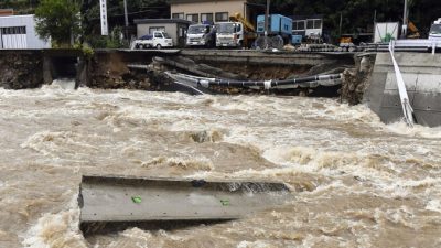 Дорога залита водами реки Сузухари после сильного дождя в Хиросиме, западная Япония, 13 августа 2021 г. (Kyodo / via Reuters)