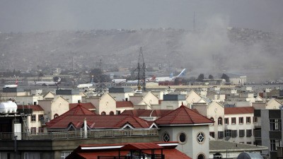 Дым поднимается от взрыва возле аэропорта в Кабуле, Афганистан, 26 августа 2021 г. (Wali Sabawoon/AP Photo)
