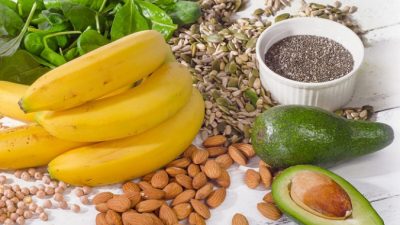 Магний содержится во многих продуктах и имеет решающее значение для сотен ферментных систем и поддержания нормального кровяного давления. (Татьяна Байбакова / Shutterstock)