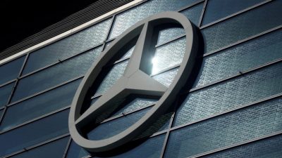 Логотип Mercedes-Benz изображён на Франкфуртском автосалоне (IAA) 2019 во Франкфурте, Германия, 10 сентября 2019 г. (Ralph Orlowski/File Photo/Reuters)