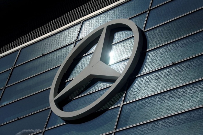 Логотип Mercedes-Benz изображён на Франкфуртском автосалоне (IAA) 2019 во Франкфурте, Германия, 10 сентября 2019 г. (Ralph Orlowski/File Photo/Reuters)