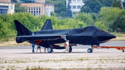 Перспективный российский истребитель, спрятанный под брезентом, буксируют к месту стоянки перед его презентацией на Московском международном авиасалоне в Жуковском под Москвой, Россия, 15 июля 2021 года. (Иван Новиков-Двинский/AP Photo)