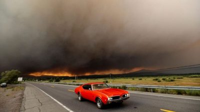Автомобиль выезжает из Честера, штат Калифорния, который находится в зоне эвакуации, поскольку 4 августа 2021 года на окраине города пылают пожары. (Noah Berger/AP Photo)