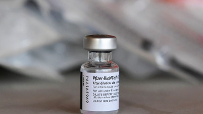 COVID-19, Флакон вакцины Pfizer против COVID-19 в Лос-Анджелесе, Калифорния