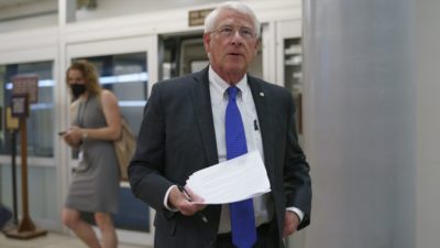 Сенатор Роджер Уикер прибыл в Вашингтон 27 мая 2021 г. (J. Scott Applewhite / AP Photo)