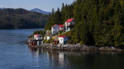 Рыбацкая деревня вдоль внутреннего прохода Аляски. (Ричард Сили / Shutterstock) 