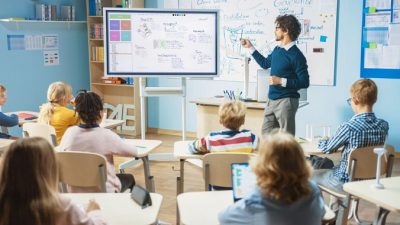 Согласно закону, все канадцы, включая студентов и преподавателей, имеют право самостоятельно принимать решение о лечении. Gorodenkoff/Shutterstock