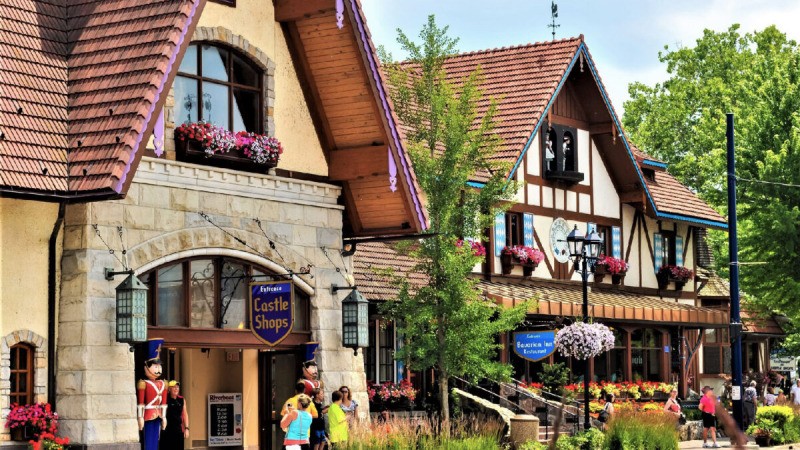 Путешественникам нравится посещать Bavarian Inn во Франкенмуте, штат Мичиган (любезно предоставлено Кеннетом Спонслером / Dreamstime)
