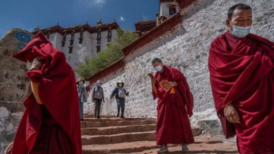 Туристы посещают дворец Потала, объект наследия ЮНЕСКО, во время организованного правительством визита для журналистов в Лхасу, Тибет, Китай, 1 июня 2021 года. (Kevin Frayer/Getty Images)