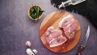 В начале прошлого века L-карнитин был впервые выделен из мяса и назван в честь источника. «Карнис» по латинский означает «плоть». Большое количество L-карнитина находится в красном мясе: говядине или баранине. Фото: Towfiqu barbhuiya/Unsplash