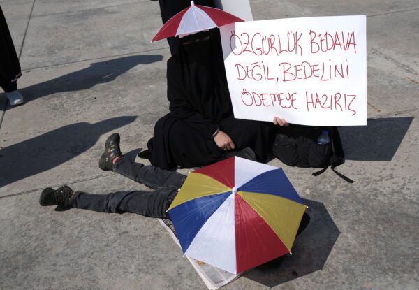 Женщина держит плакат «Свобода не бесплатна. Мы готовы за неё заплатить» во время акции протеста против вакцинации, тестов и масок в Стамбуле, Турция, 11 сентября 2021 г. 