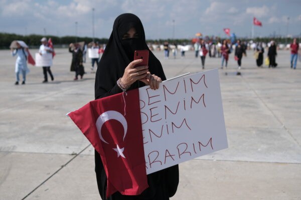 Женщина держит плакат «Моё тело, моё решение» во время акции протеста против вакцинации, тестов и масок в Стамбуле, Турция, 11 сентября 2021 г. 