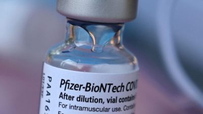 Флакон вакцины Pfizer-BioNTech COVID-19 в Лос-Анджелесе, Калифорния, 23 августа 2021 г.