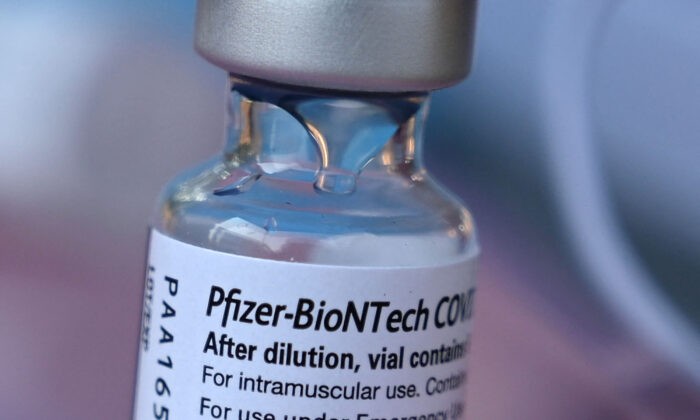 Флакон вакцины Pfizer-BioNTech COVID-19 в Лос-Анджелесе, Калифорния, 23 августа 2021 г.