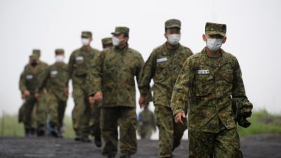 Солдаты Сухопутных сил самообороны Японии на учениях с боевой стрельбой на полигоне в районе Восточная Фудзи 22 мая 2021 года в Готемба, Сидзуока, Япония.