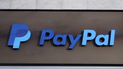 Логотип PayPal в офисном здании в Берлине, Германия, 5 марта 2019 г.