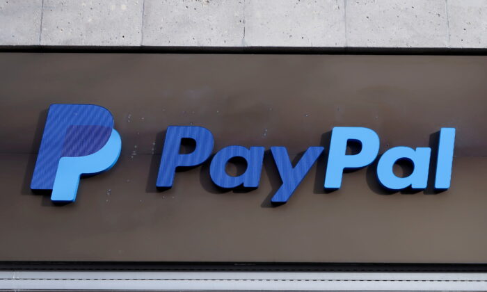 Логотип PayPal в офисном здании в Берлине, Германия, 5 марта 2019 г.
