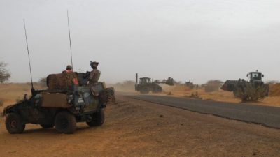 Два солдата антитеррористической миссии Бархейн в регионе Сахель в Африке на лёгкой бронированной машине наблюдают за строительством новой французской базы в Госси, в центре Мали, 25 марта 2019 г.