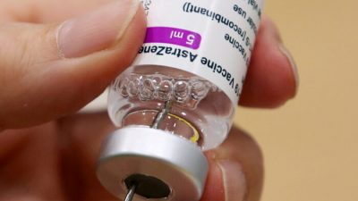 Медицинский работник готовит дозу вакцины от COVID-19 Oxford / AstraZeneca в центре вакцинации в Антверпене, Бельгия, 18 марта 2021 г.