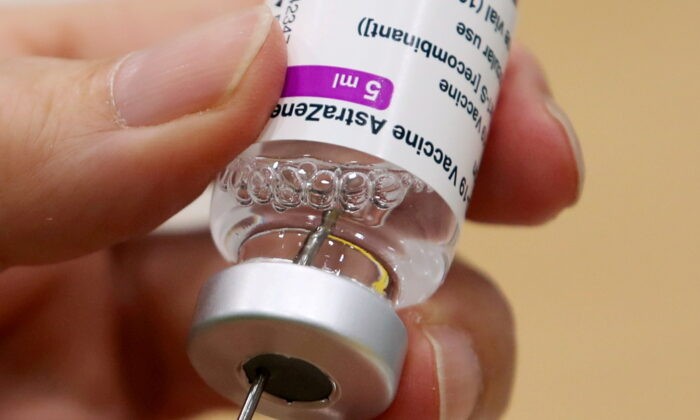 Медицинский работник готовит дозу вакцины от COVID-19 Oxford / AstraZeneca в центре вакцинации в Антверпене, Бельгия, 18 марта 2021 г.