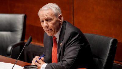 Конгрессмен США Кен Бак допрашивает свидетелей на слушаниях судебного комитета Палаты представителей о жестокости полиции и расовому профилированию в Вашингтоне 10 июня 2020 г.