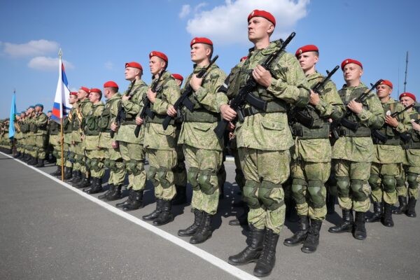 Российские военнослужащие присутствуют на церемонии открытия учений «Запад-2021», организованных вооружёнными силами России и Беларуси на полигоне Обуз-Лесновский в Брестской области, Беларусь, 9 сентября 2021 г. 