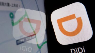  Логотип китайской компании по вызову такси Didi на её навигационной карте, отражающейся на мобильном телефоне, 1 июля 2021 года. (Florence Lo / Illustration / Reuters) 