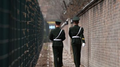 Китайские военизированные полицейские патрулируют Пекин, 28 марта 2018 г.