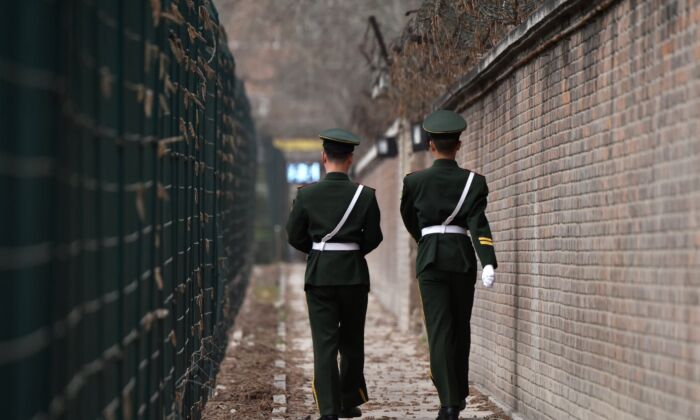 Китайские военизированные полицейские патрулируют Пекин, 28 марта 2018 г.