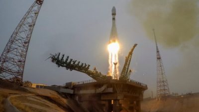 Российская ракета «Союз-2.1а» с разгонным блоком «Фрегат» и 38 спутниками из 18 стран стартует со стартовой площадки на космодроме Байконур, Казахстан, Россия, 22 марта 2021 г.