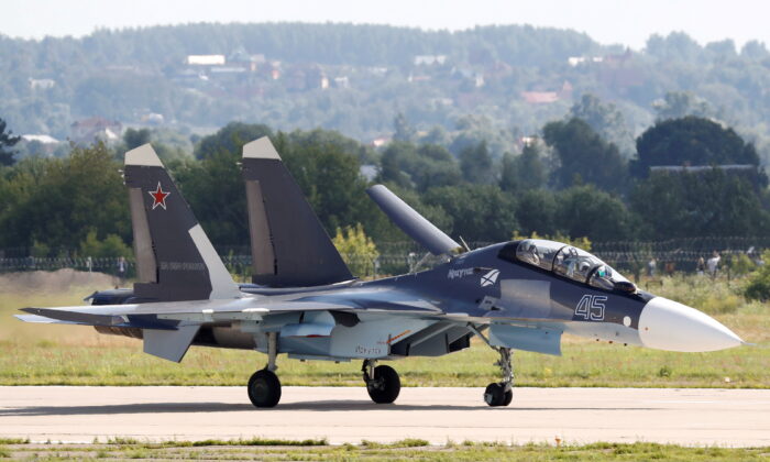 Истребитель Су-30 на авиасалоне МАКС-2017 в подмосковном Жуковском, Россия, 18 июля 2017 г.