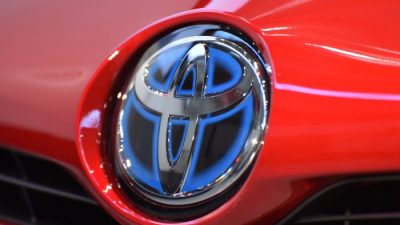 Логотип Toyota Motor Corporation можно увидеть на брифинге для прессы, на котором было объявлено о новом Prius в Токио 9 декабря 2015 г.