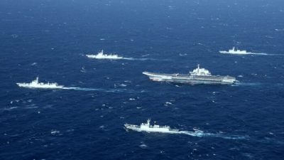 Корабли ВМС Китая, включая авианосец Liaoning (в центре), во время военных учений в Южно-Китайском море 2 января 2017 г.