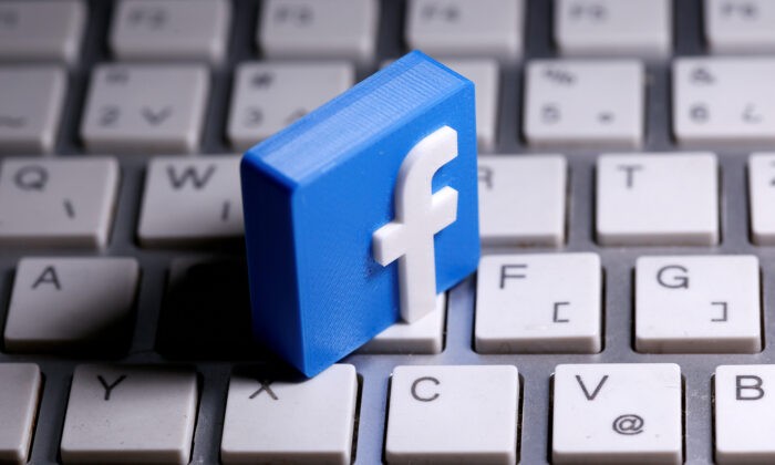 Facebook собирает данные iOS-пользователей, несмотря на то, что они отказались от отслеживания Напечатанный на 3D-принтере логотип Facebook лежит на клавиатуре 25 марта 2020 г. Dado Ruvic / Reuters