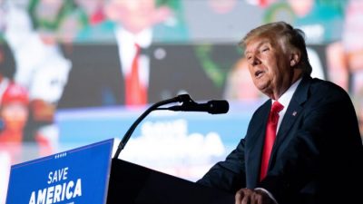Бывший президент США Дональд Трамп выступает на митинге в Перри, штат Джорджия, 25 сентября 2021 года. Sean Rayford/Getty Images